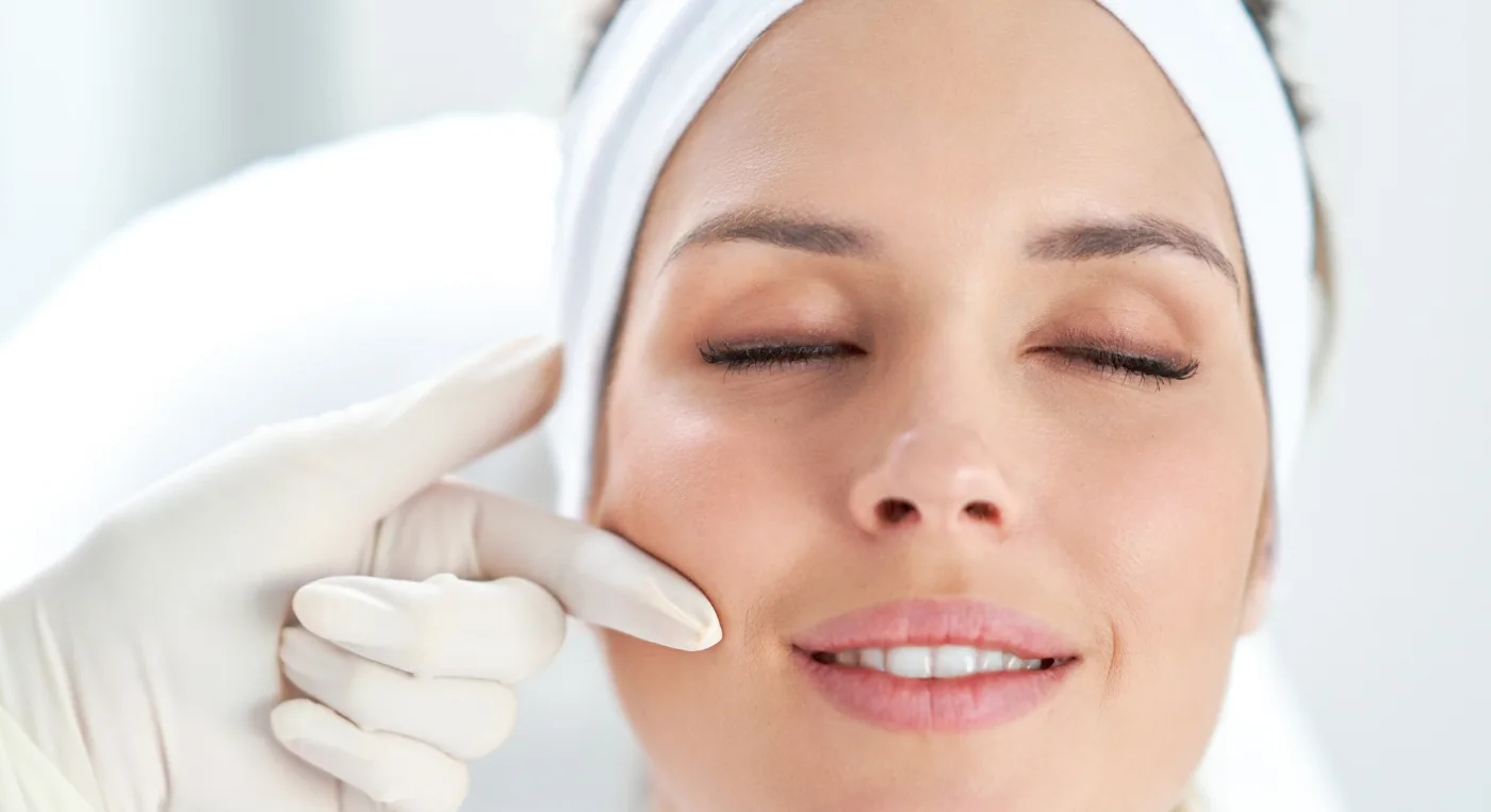 Visualización de un diseño de sonrisa digital en una pantalla, mostrando el resultado de un tratamiento de estética dental.