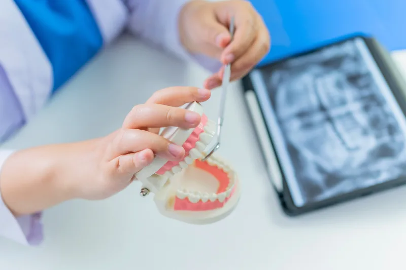 dentista-explicando-procedimiento-dental-2 dentista explicando procedimiento dental 2 - Primera Visita Dental - Clinica Dental Jardines